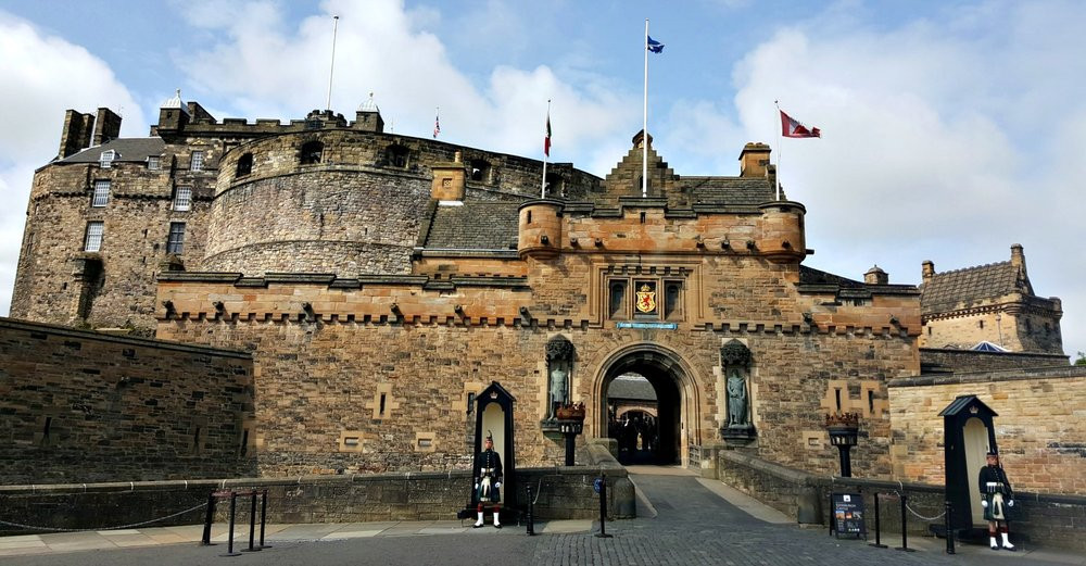 Về sau, một số người báo cáo nghe thấy tiếng kèn vang vẳng tại lâu đài Edinburgh cổ kính. Âm thanh bí ẩn này được cho là do người đàn ông xấu số trên thổi.