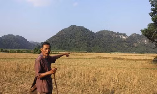 Ông Đinh Văn Trinh chỉ khe núi, nơi hổ ăn thịt người con gái xinh đẹp.