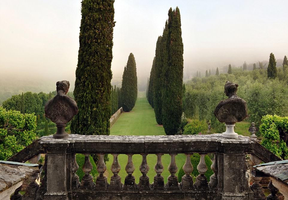 Căn biệt thự được thiết kế theo kiểu Tuscan với sàn lát gạch đất nung, nhiều mái vòm.