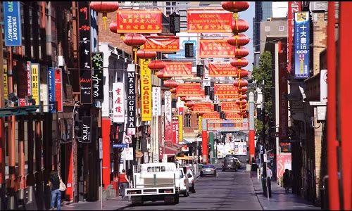 Khu phố Tàu tại Melbourne, Australia vô cùng phát triển và sầm uất. Cộng đồng người Hoa sống chủ yếu trên các con phố Swanston và Springs.