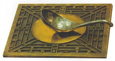 Phần muỗng tròn láng để ở chính giữa đế đồng làm trọng tâm thành ra cáng của kim chỉ nam có thể quay xung quanh. Sau khi muỗng đứng im (cân bằng tĩnh), cán muỗng sẽ chỉ hướng Nam.