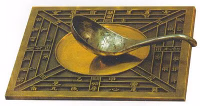 Phần muỗng tròn láng để ở chính giữa đế đồng làm trọng tâm thành ra cáng của kim chỉ nam có thể quay xung quanh. Sau khi muỗng đứng im (cân bằng tĩnh), cán muỗng sẽ chỉ hướng Nam.