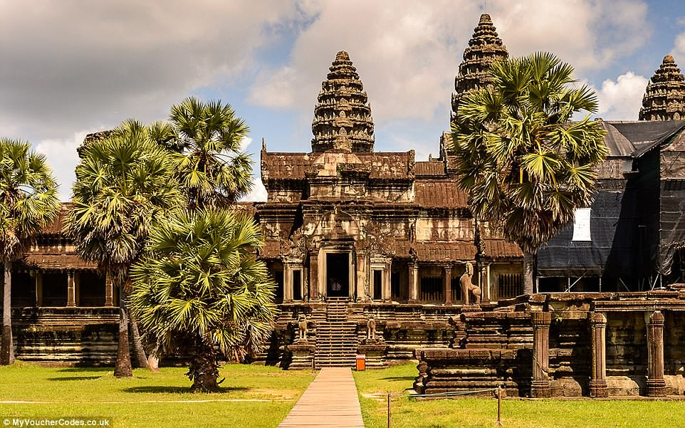 Angkor Wat ở Siem Reap, Campuchia nổi tiếng thế giới được xây dựng trong khoảng 30 năm.