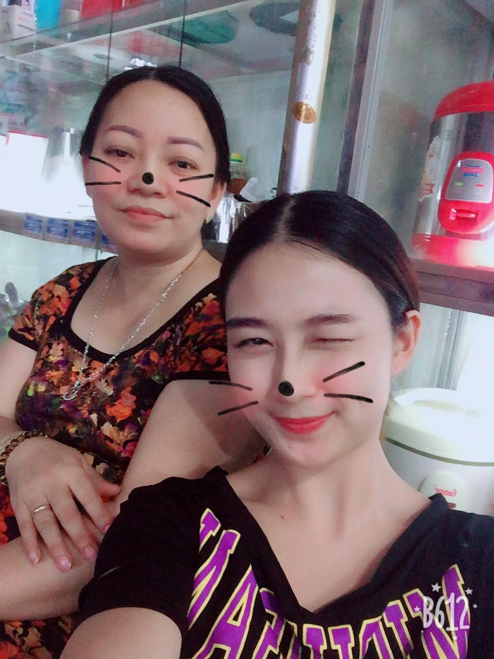 Bà Thủy xì tin chụp ảnh cùng con dâu.