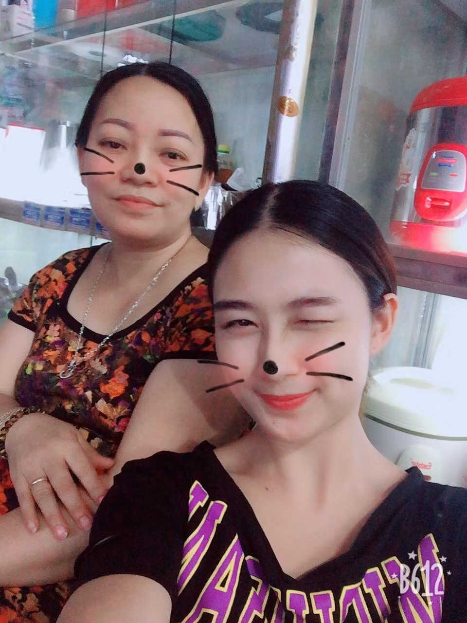 Bà Thủy xì tin chụp ảnh cùng con dâu.