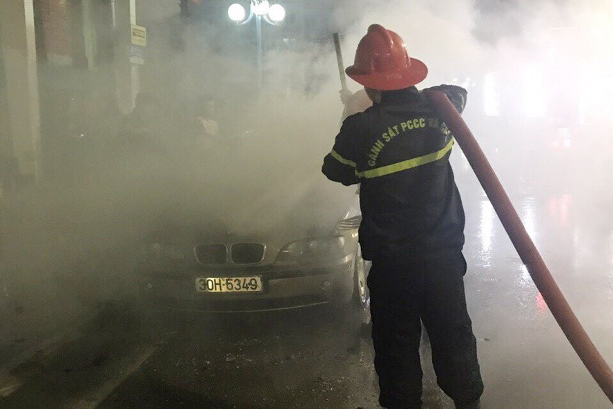 Xế hộp BMW bốc cháy trong đêm khi đang đỗ trên vỉa hè