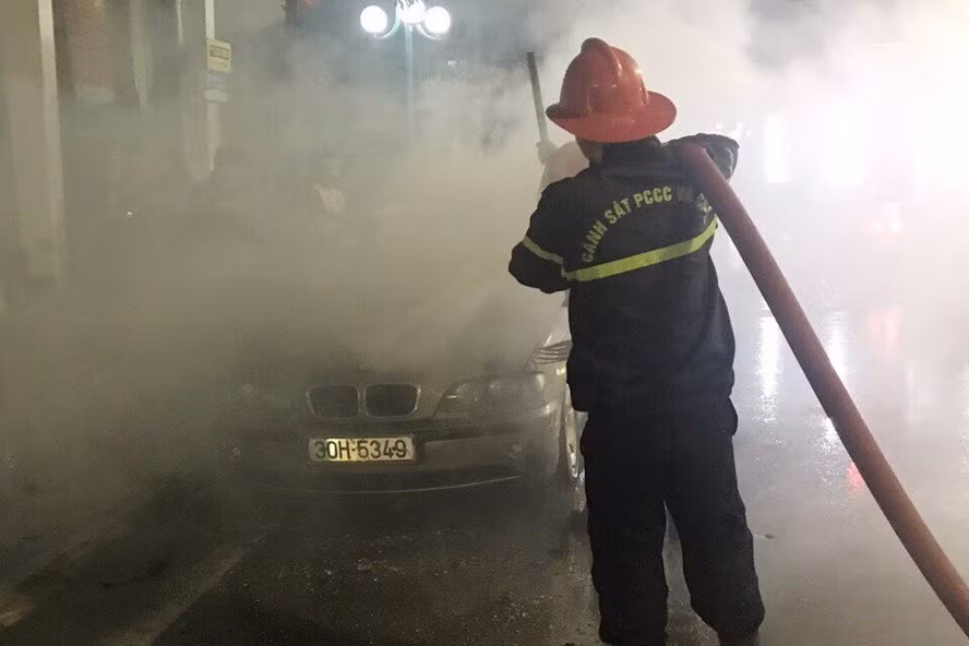 Xế hộp BMW bốc cháy trong đêm khi đang đỗ trên vỉa hè
