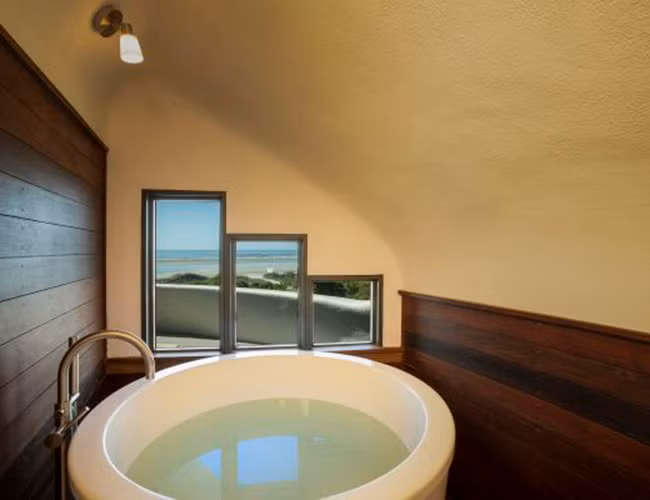 Phòng tắm cũng được trang trí một cách tối giản