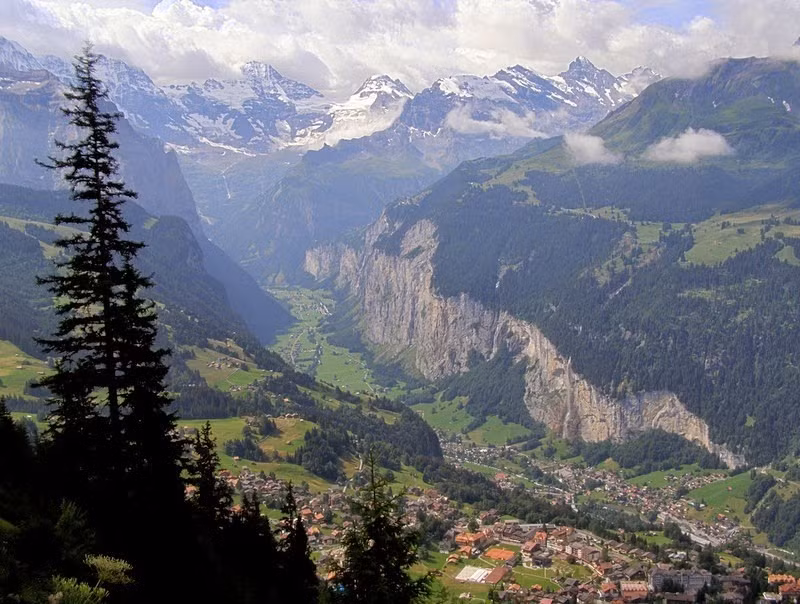 Vẻ đẹp hùng vĩ và nên thơ của những vách đá, thác nước ở thung lũng Lauterbrunnen đã truyền cảm hứng cho nhiều nhạc sĩ, nhà văn sáng tác những tác phẩm nổi tiếng.