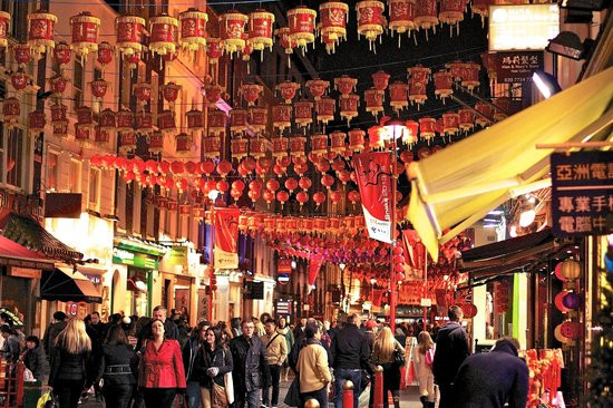 Vào mỗi dịp cuối tuần, những hội chợ của cộng đồng người Trung Quốc tại đây thu hút rất đông khách tới mua sắm.