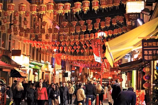 Vào mỗi dịp cuối tuần, những hội chợ của cộng đồng người Trung Quốc tại đây thu hút rất đông khách tới mua sắm.