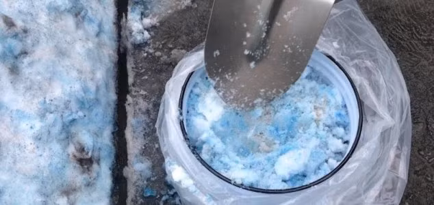 Trước đó, vào tháng 2/2015, tuyết có màu xanh cũng xuất hiện ở thành phố Chelyabinsk của Nga, cách thành phố St Petersburg hơn 2.400 km về phía Đông.