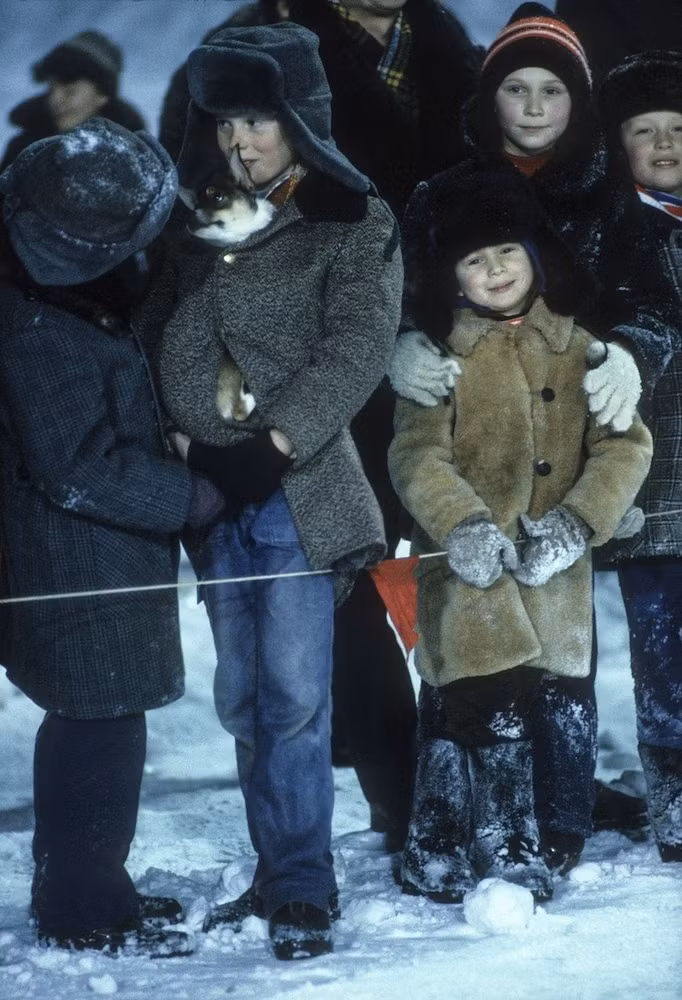 Những em bé trong trang phục mùa đông ấm áp khi tham gia hoạt động ngoài trời ở Liên Xô năm 1982.