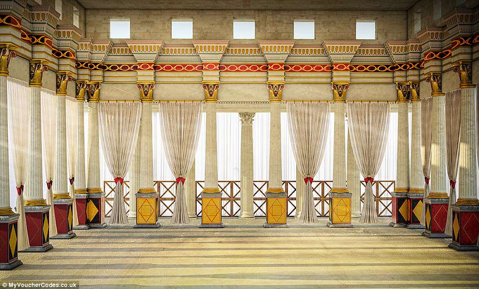 Ban đầu, công trình kiến trúc này có nhiều cột lớn và được trang trí bằng những bức bích họa tuyệt đẹp có hoa văn hình học khác nhau.