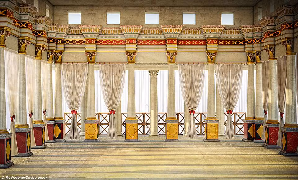 Ban đầu, công trình kiến trúc này có nhiều cột lớn và được trang trí bằng những bức bích họa tuyệt đẹp có hoa văn hình học khác nhau.