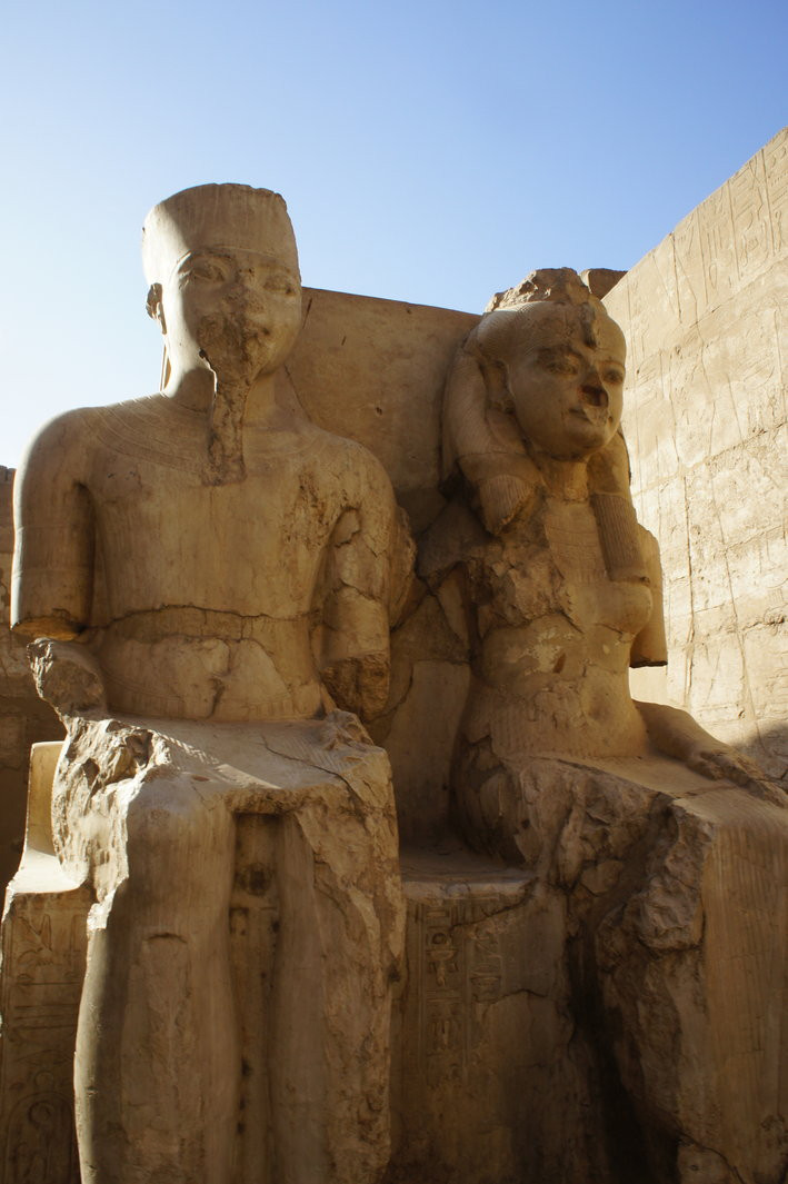 Tuy nhiên, hậu quả của hôn nhân cận huyết là sức khỏe vua Tutankhamun không tốt, hay đau ốm, mắc nhiều bệnh. Ông trị vì đất nước trong thời gian ngắn và chết khi tuổi đời còn rất trẻ. Các chuyên gia chưa thể tìm ra tài liệu hé lộ vợ chồng ông hoàng này có với nhau bao người con.