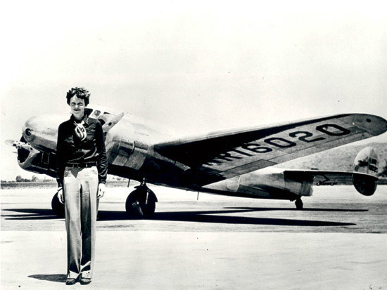 Nữ phi công Earhart được Tổng thống Mỹ Herbert Hoover tuyên dương là “người phụ nữ tiên phong, tấm gương cho mọi thế hệ người Mỹ học tập với sự ngưỡng mộ vì ý chí cương quyết, cá tính mạnh mẽ và tinh thần sẵn lòng hợp tác”.