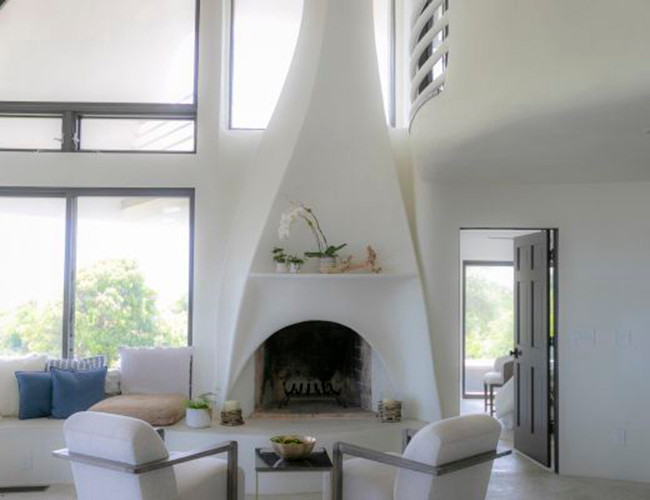 Căn nhà còn có thang máy, quầy bar, cửa sổ mái và thậm chí là một phòng kho để tiền an toàn