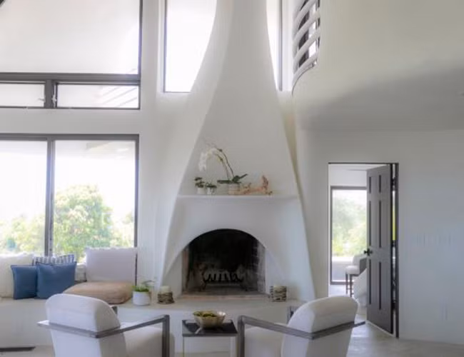 Căn nhà còn có thang máy, quầy bar, cửa sổ mái và thậm chí là một phòng kho để tiền an toàn