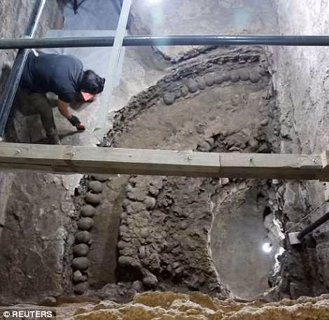 Cụ thể, hơn 650 hộp sọ được xếp thành cấu trúc như tòa tháp hình trụ với đường kính 6m ở gần Templo Mayor - một trong những ngôi đền chính nằm ở trung tâm thành phố Tenochtitlan của người Aztec (nay là thủ đô Mexico City).