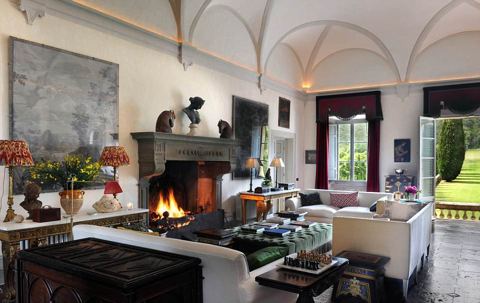 Bên trong căn biệt thự với những món đồ nội thất truyền thống kết hợp với hiện đại một cách tinh tế. Mời độc giả xem video: Cận cảnh “siêu” biệt thự của quan chức Yên Bái (nguồn: VTC16)