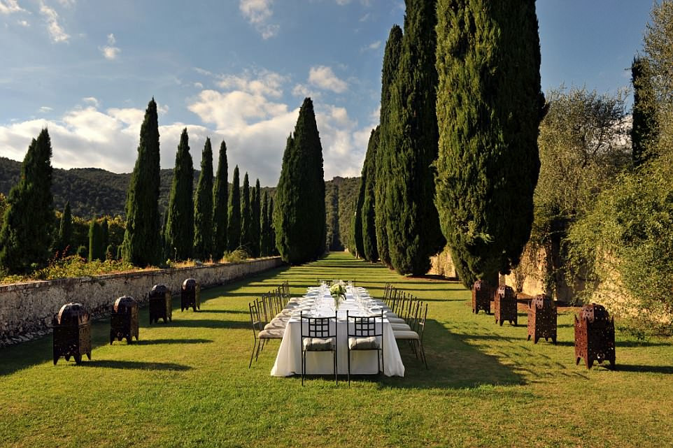 Biệt thự có khu vườn xanh mướt tuyệt đẹp. Nơi đây thích hợp cho việc nghỉ ngơi, thư giãn, tránh xa sự ồn ào của các thành phố lớn.