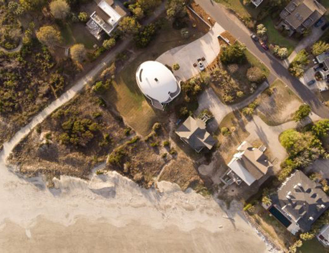 Nhìn từ trên cao, ngôi nhà được bọc bởi một lớp vỏ màu trắng nguyên khối có khả năng tiết kiệm năng lượng