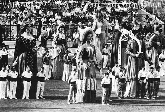 Trong lễ khai mạc World Cup 1982 được tổ chức tại Tây Ban Nha, những nhân vật khổng lồ trong trang phục truyền thống gây ấn tượng với khán giả.