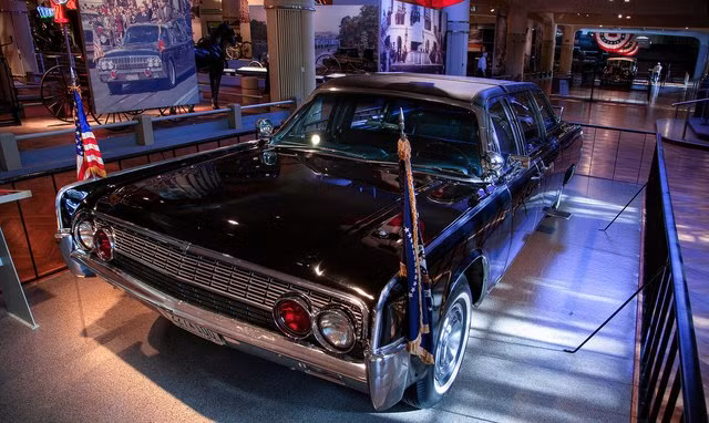 Chỗ dày nhất của lớp kính này lên tới 4,6 cm. Đây cũng là cũng kính chống đạn nguyên khối lớn nhất từng được sản xuất trên thế giới. Vì vậy, siêu xe này phục vụ thêm 8 năm trước khi được đưa đến Bảo tàng Henry Ford ở Dearborn, Michigan. Mời quý độc giả xem video: Tưởng niệm 50 năm ngày Tổng thống Kennedy bị ám sát (nguồn: VTC14)