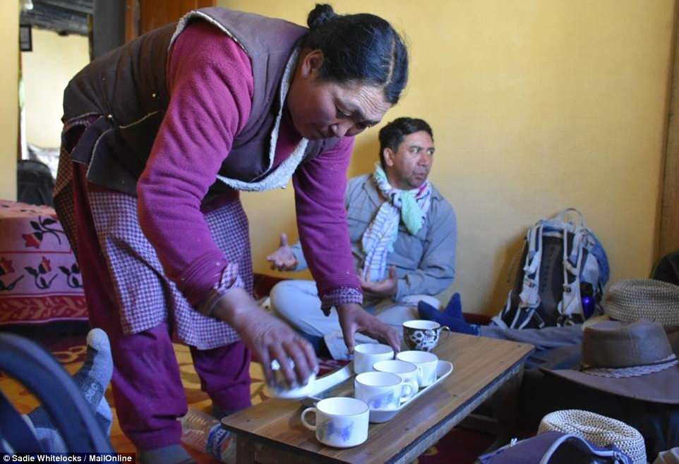 Những ngôi nhà ở Rumbak được xây dựng với mái nhà bằng, các bức tường quét vôi trắng và cửa sổ có nhiều ô.