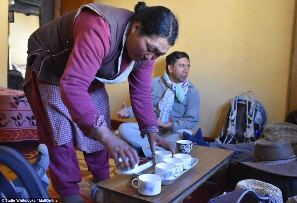 Những ngôi nhà ở Rumbak được xây dựng với mái nhà bằng, các bức tường quét vôi trắng và cửa sổ có nhiều ô.