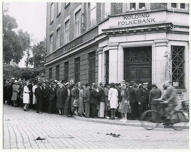 Rất đông người dân đứng bên ngoài ngân hàng ở Kolding khi diễn ra cuộc cải cách tiền tệ.