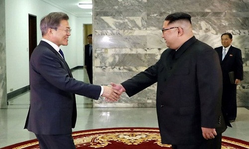 Nhà lãnh đạo Triều Tiên Kim Jong-un và Tổng thống Hàn Quốc Moon Jae-in trong cuộc gặp lần thứ hai. Ảnh: Reuters.