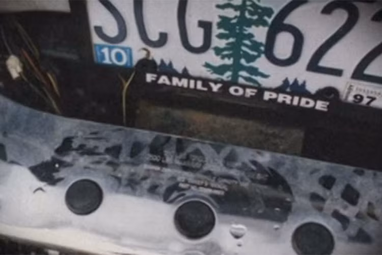 Kẻ sát nhân để lại rất nhiều dấu giày trong xe và trên thanh hãm xung, song cảnh sát không thấy bất kỳ dấu vân tay nào trong xe. Kết quả khám nghiệm tử thi cho thấy, 2 nạn nhân tử vong vào ngày họ mất tích và hung thủ không cưỡng hiếp họ.