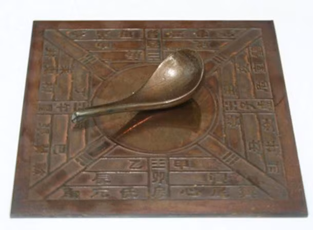 Người Trung Quốc phát minh ra la bàn từ rất sớm. Khi ấy, la bàn có hình dáng một cái muỗng cắt ra từ một miếng nam châm thiên nhiên và được đặt trên một cái đế bằng đồng đã được mài láng để giảm ma sát.