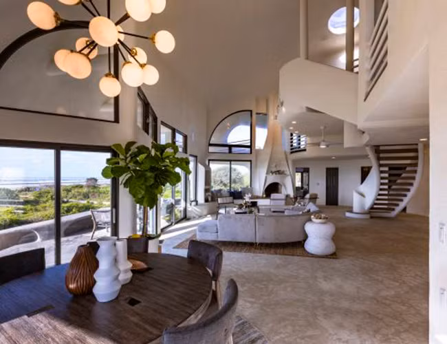 Ngôi nhà rộng hơn 300 mét vuông. Không gian ở tầng chính bao gồm khu vực sinh hoạt, ăn uống và giải trí, nhà bếp, 3 phòng tắm và 2 phòng ngủ