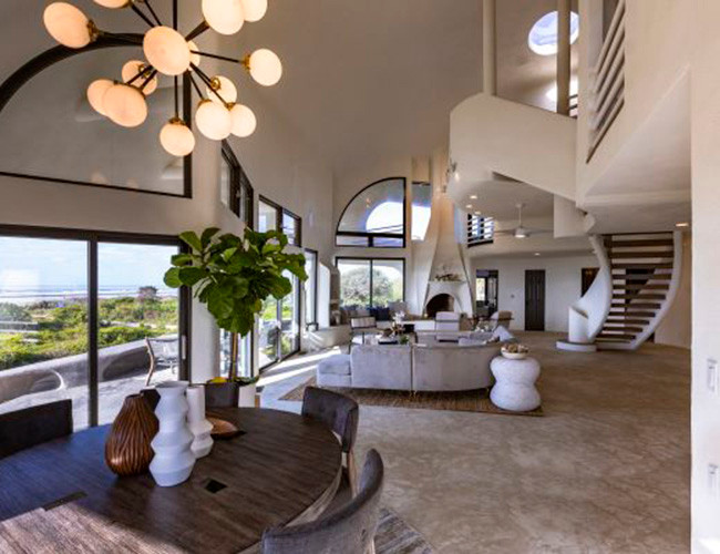 Ngôi nhà rộng hơn 300 mét vuông. Không gian ở tầng chính bao gồm khu vực sinh hoạt, ăn uống và giải trí, nhà bếp, 3 phòng tắm và 2 phòng ngủ