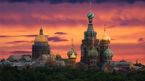 Thành phố Saint Petersburg là nơi diễn ra hiện tượng đêm trắng từ giữa tháng 5 - 7 hàng năm. Vào thời điểm này, buổi đêm ở Saint Petersburg vẫn sáng như ban ngày. Hoàng hôn và bình minh nối tiếp nhau kéo dài suốt đêm tạo nên cảnh quan đặc biệt.