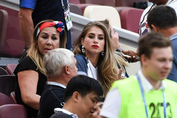 "Bóng hồng" đang sát cánh bên chàng tiền vệ tài năng là mỹ nhân 23 tuổi, người Bolivia - Maria Salues. Cô thường xuyên xuất hiện tại sân vận động để cổ vũ cho bạn trai, đồng thời là nàng WAGs của đội tuyển Pháp sở hữu nhiều ảnh đẹp trên khán đài nhất.