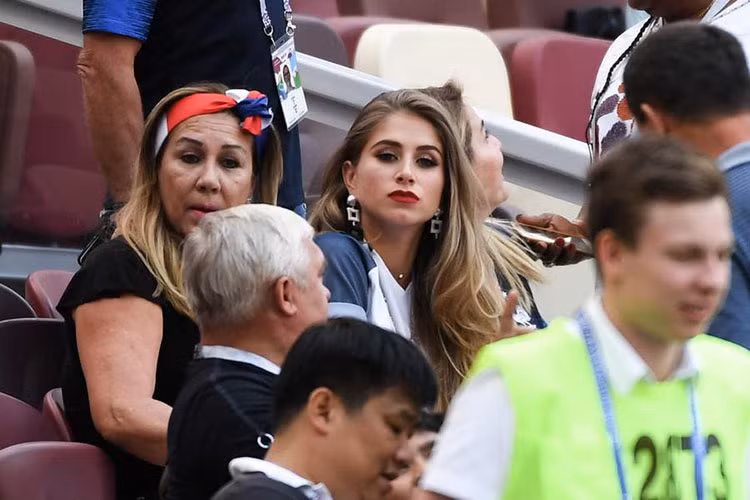 "Bóng hồng" đang sát cánh bên chàng tiền vệ tài năng là mỹ nhân 23 tuổi, người Bolivia - Maria Salues. Cô thường xuyên xuất hiện tại sân vận động để cổ vũ cho bạn trai, đồng thời là nàng WAGs của đội tuyển Pháp sở hữu nhiều ảnh đẹp trên khán đài nhất.