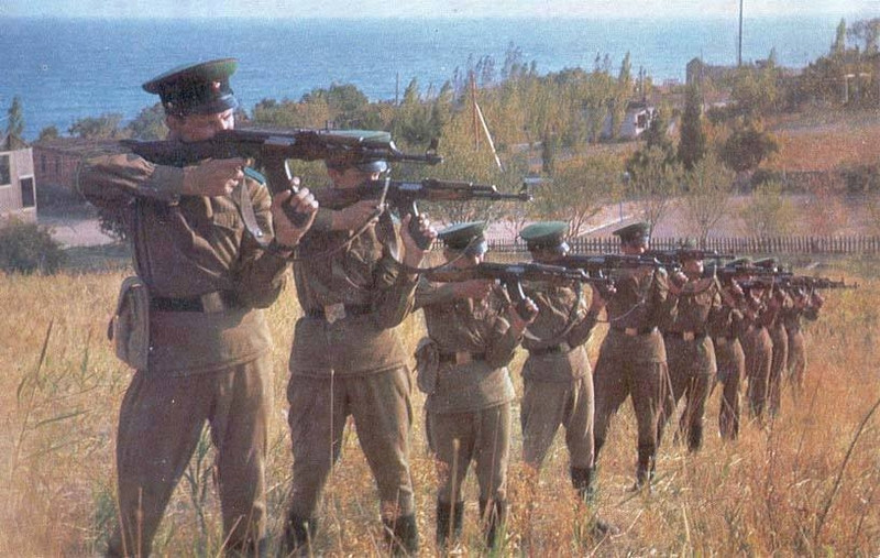 Một nhóm binh sĩ Liên Xô có buổi tập bắn súng. Mời quý độc giả xem video: Bảo tàng đồ cũ thời Liên Xô (nguồn: VTC14)