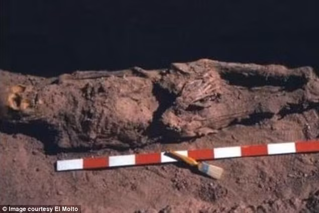 Hai trong số 6 bộ hài cốt được khai quật có dấu hiệu của việc mắc căn bệnh ung thư có 2 phụ nữ trẻ. Hai người này mắc ung thư cổ tử cung. Hài cốt một người đàn ông có dấu hiệu mắc ung thư tinh hoàn.