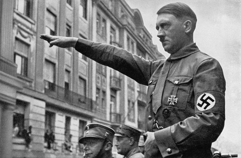 Nhà độc tài Hitler coi bố như một kẻ thù cai quản gia đình bằng sự bất công và khắc nghiệt bạo chúa.