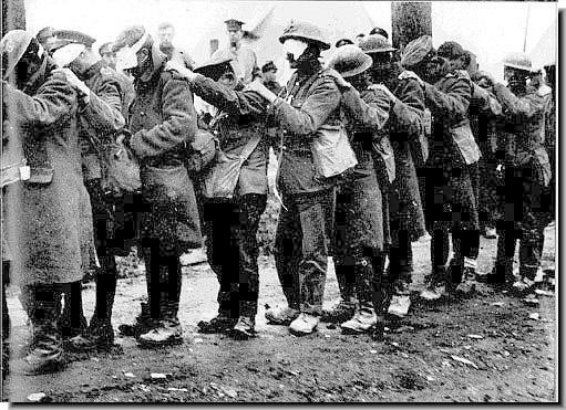 Một số tài liệu còn chỉ ra khoảng 100.000 - 260.000 dân thường thương vong do vũ khí hóa học gây ra trong Chiến tranh thế giới 1. Không ít người phải sống với những di chứng như tổn thương não, da, phổi do tiếp xúc với vũ khí hóa học trên chiến trường.