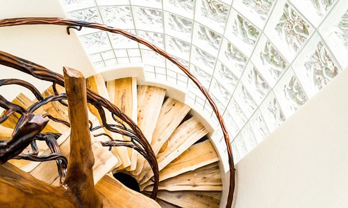 Chất liệu gỗ sẽ giúp ngôi nhà thêm gần gũi, sang trọng, ấm cúng.