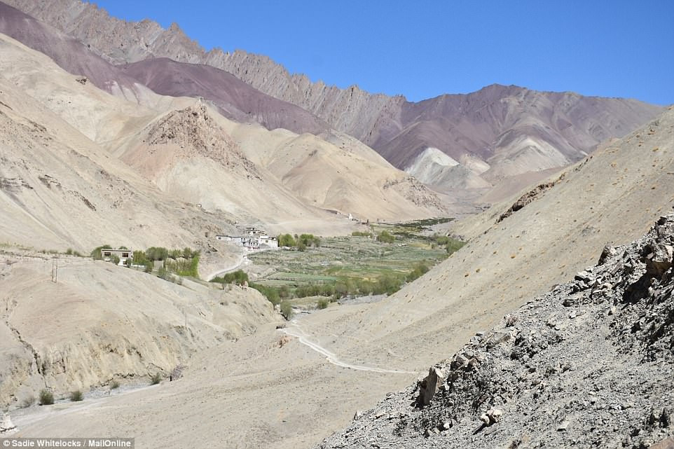 Ngôi làng Rumbak được cho là có lịch sử khoảng 400 năm. Nơi đây được nhiều người lựa chọn làm điểm dừng chân cho những chuyến đi bộ xuyên qua các ngọn núi thuộc dãy Himalaya.