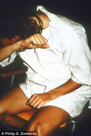 Sang ngày thứ hai, tù nhân được ra lệnh tổ chức một cuộc nổi loạn. Khi ấy, cai ngục có những phản ứng bạo lực để trấn áp cuộc nổi loạn khiến tù nhân trải qua cảm giác đau khổ, bất công và tuyệt vọng.