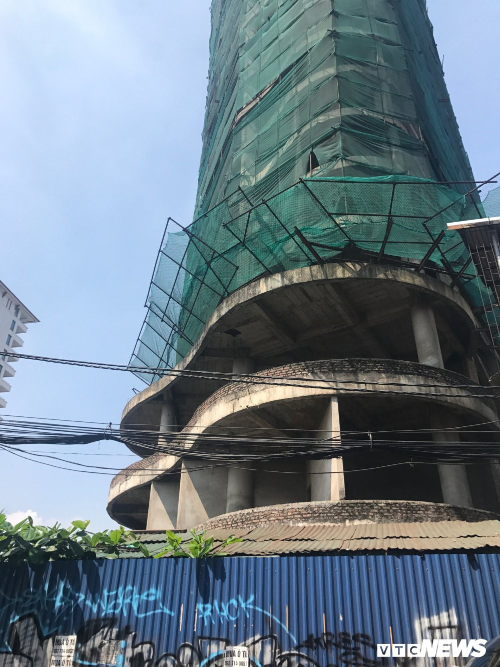 Dây điện chăng kín, tường bê tông mốc meo, nham nhở lộ cả những mảng gạch khiến công trình càng trở nên tiêu điều, hoang hóa giữa phố xá hoa lệ.