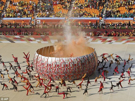 Lễ khai mạc World Cup 2010 được tổ chức tại sân vận động Soccer City, thành phố Johannesburf mang đậm bản sắc dân tộc của nước chủ nhà Nam Phi.