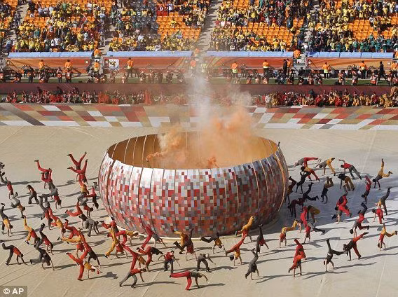 Lễ khai mạc World Cup 2010 được tổ chức tại sân vận động Soccer City, thành phố Johannesburf mang đậm bản sắc dân tộc của nước chủ nhà Nam Phi.